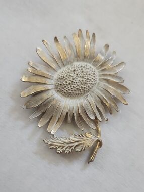 Vintage Hobe' Floral Sunflower Brooch in White and Gold Tones